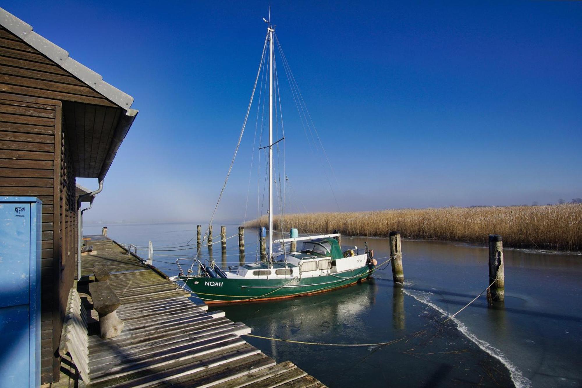Hausboot Lydia Mit Sauna Und Elektrokamin - Hausbooturlaub Auf Ruegen Gager Exterior foto